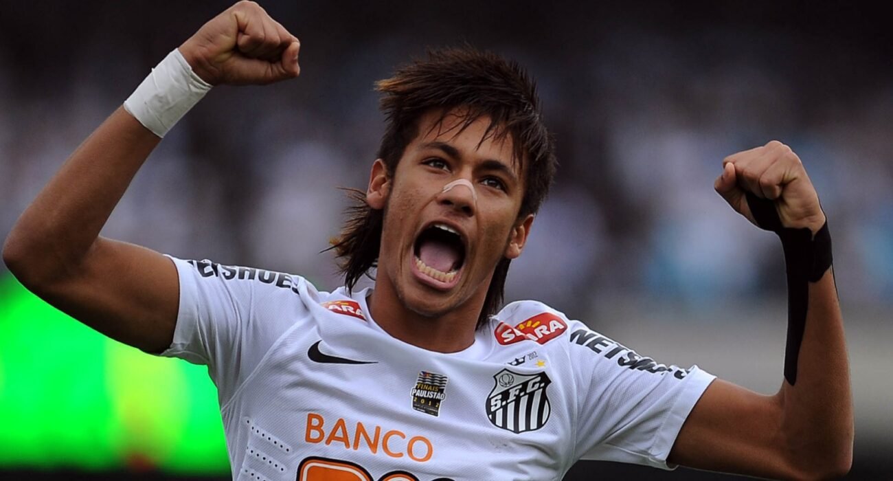 Neymar comemora gol pelo Santos no estádio Vila Belmiro